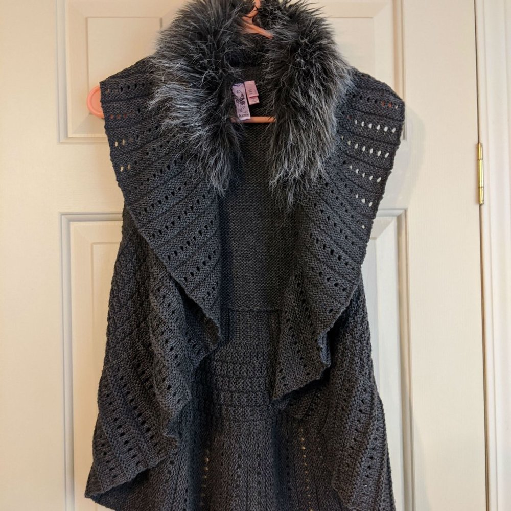 Cute shrug - vest with faux fur trim